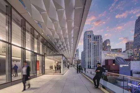 Meeting attendees stand and stroll on a balcony at Moscone中心 South in 贝博体彩app.